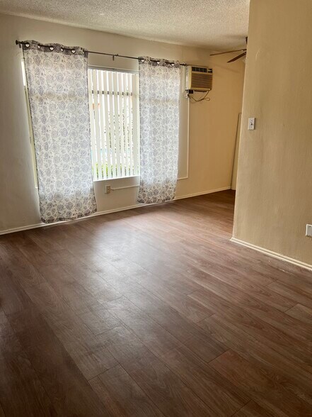 living room - 920 S Fann St