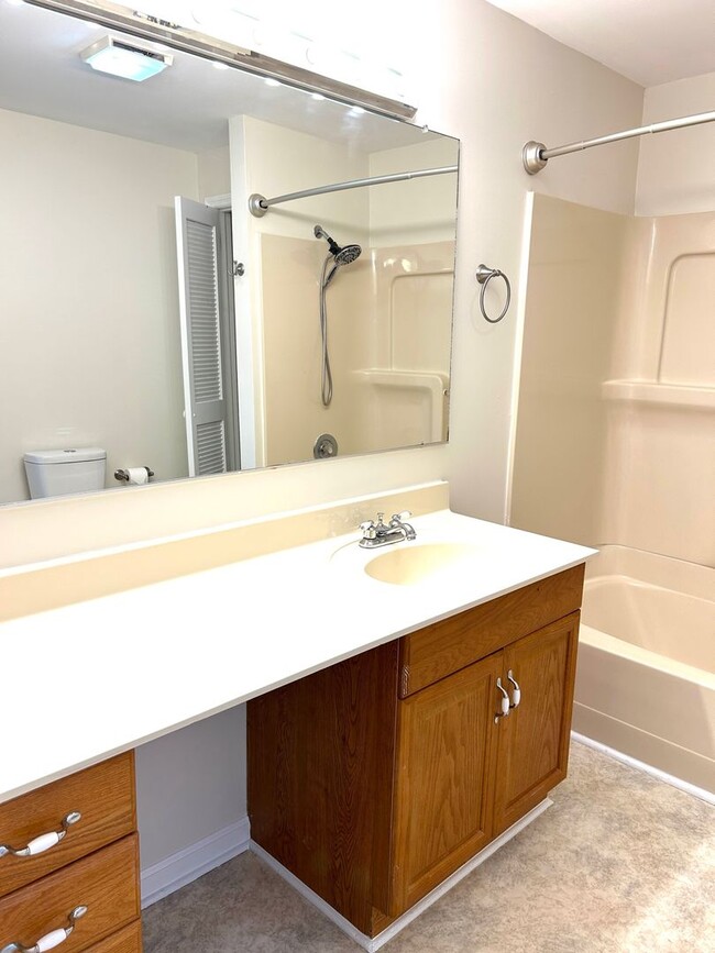 Building Photo - Weaverville - Clean and Tidy! Home Office,...