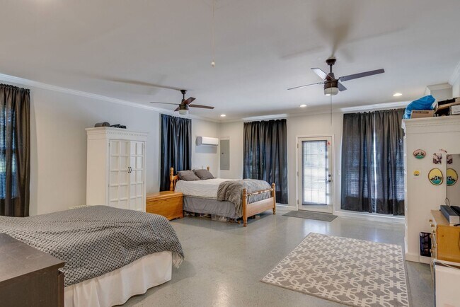 Building Photo - Stunner in North Columbia