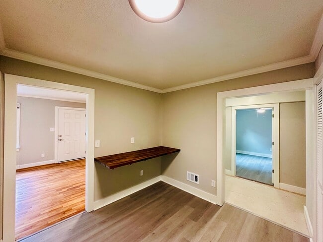 Building Photo - HINTON AVENUE - 4 Bedroom - Perfect for UNCW/Students Welcome & minutes to Wrightsville Beach!