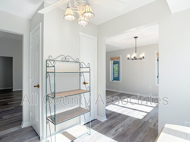 Building Photo - 1007 S Pointe Alexis Dr