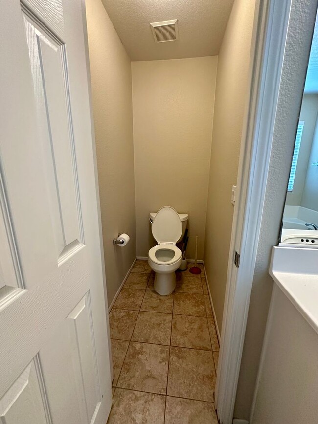 Building Photo - Large 3 bedroom home with loft and large b...