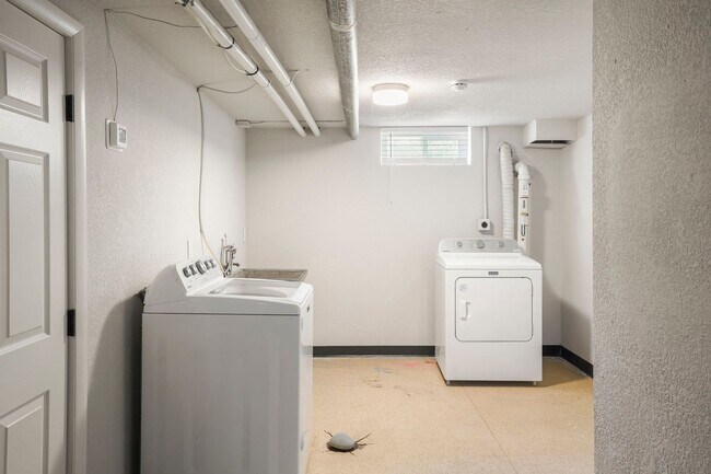 Building Photo - Recently Updated 4-Bedroom Near DU – Utilities Included + Garage Available