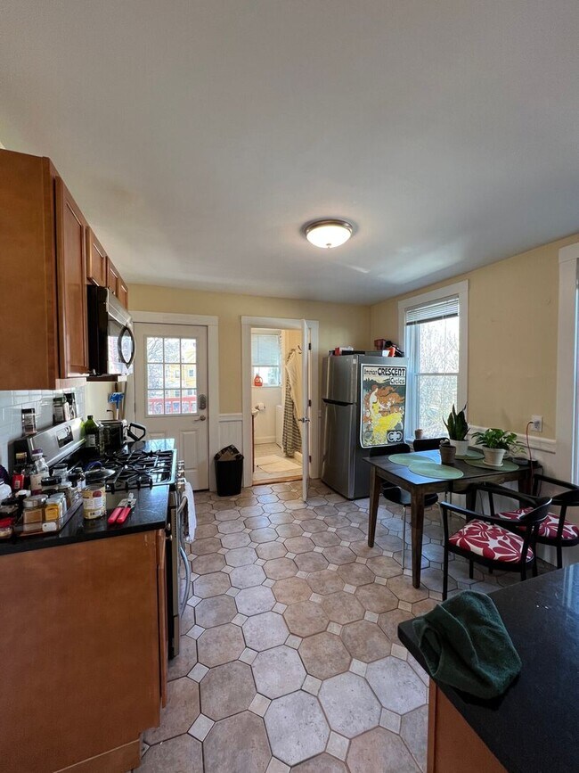 Building Photo - Amazing 4 bed 2.5 bath in Cambridge....