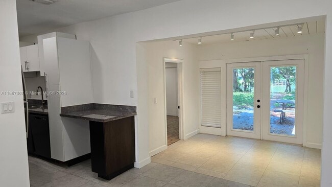 Building Photo - 3801 SW 31st Dr