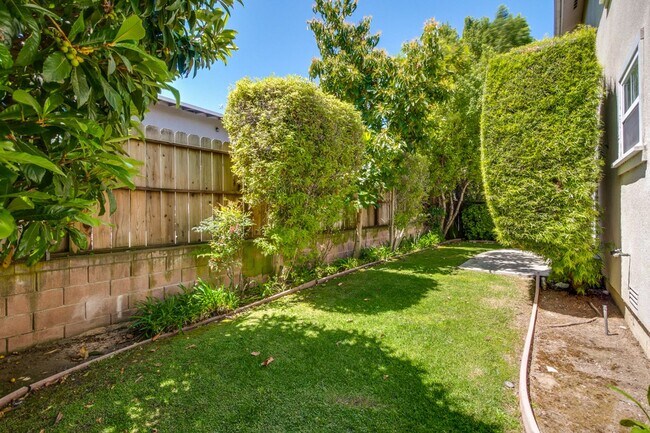 Building Photo - Awesome Home Located in a Quiet Tree Line Neighborhood