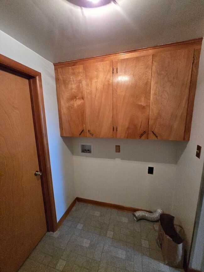 Building Photo - Pet Friendly 3 Bed / 2Bath Home with 2 Gar...