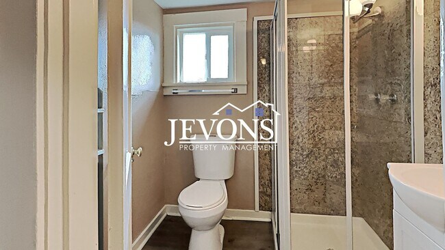 Building Photo - $300 Rent Credit - Well-kept ground-floor ...