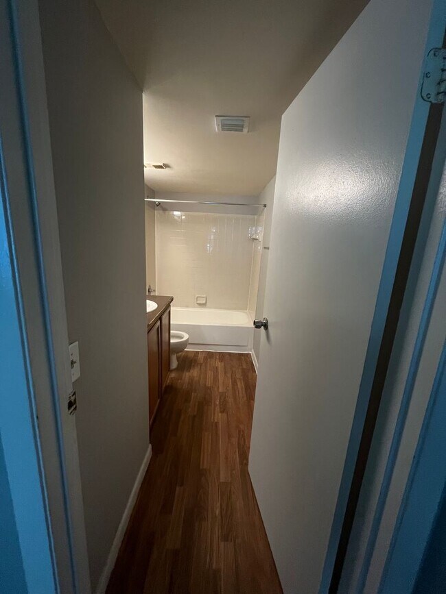 Building Photo - TWO BEDROOM TWO BATHROOM WITH LAKE VIEW!!