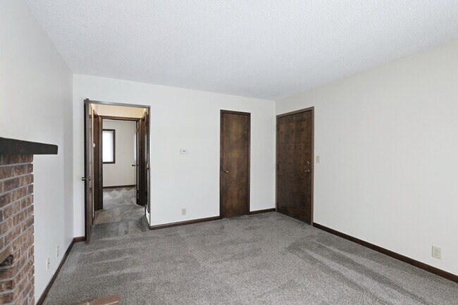 Building Photo - 6011 Queens Dr