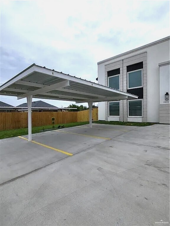 Building Photo - 3704 N Robin Ave