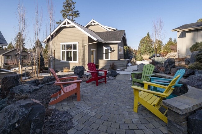 Building Photo - Furnished West Bend Home Available May-November