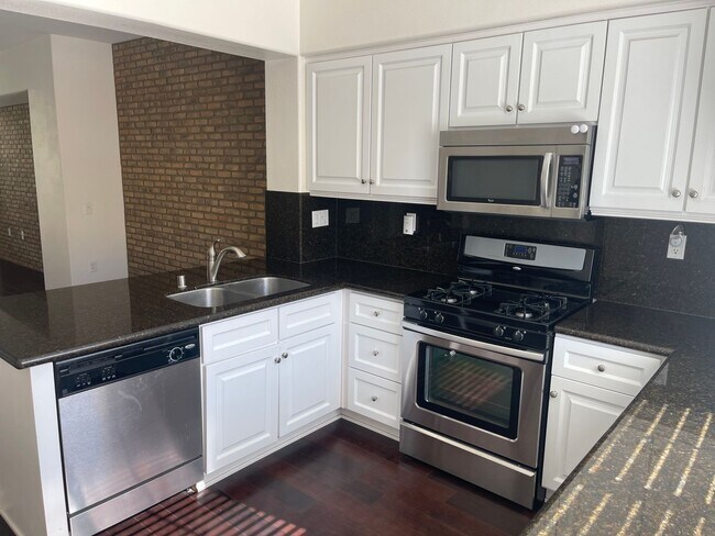 Building Photo - Luxurious Townhome in Gated Private Community