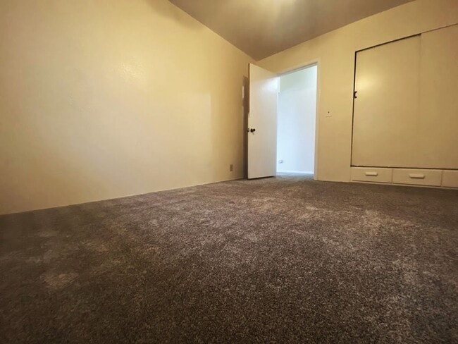 Building Photo - Y Ave. Duplex