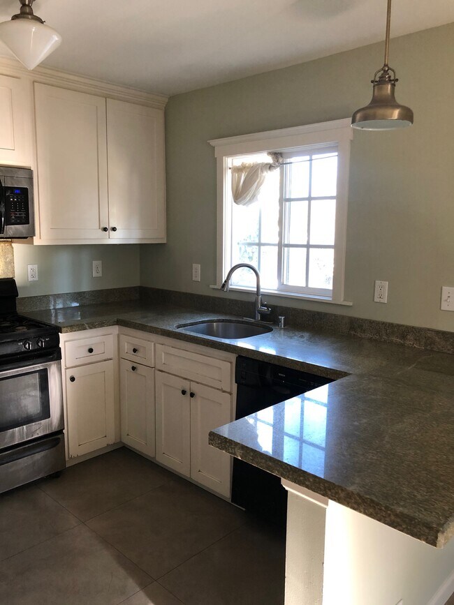 Kitchen. - 344 1/2 N Bixel St