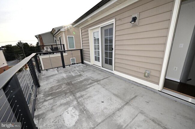 Building Photo - 2413 Glenallan Ave