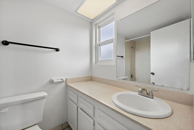 Building Photo - 5430 Linda Vista Rd