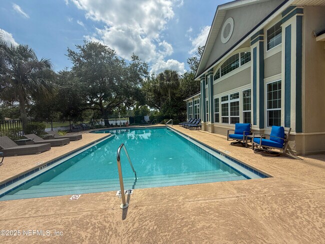 Building Photo - 13700 Richmond Park Dr N