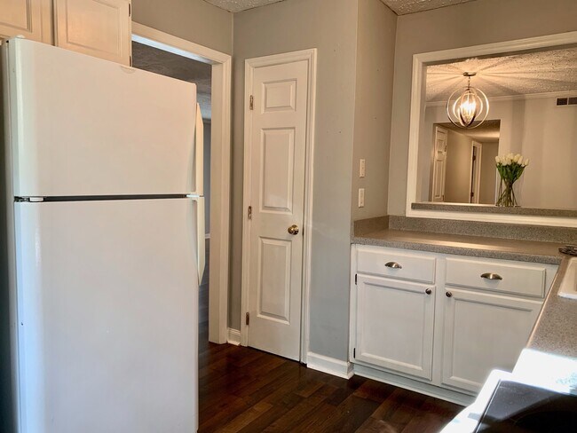 Building Photo - 1 Bed | 1 Bath Condo Near Glenwood - Water...
