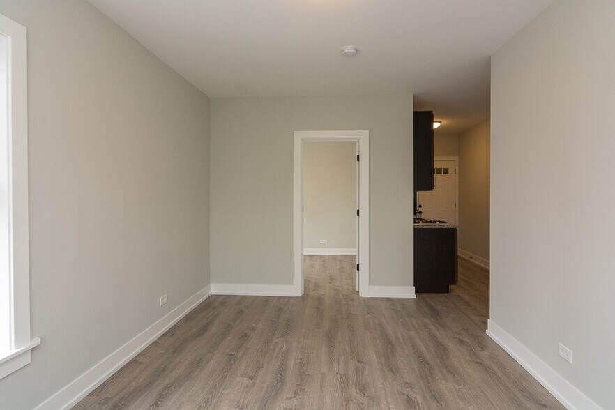 Building Photo - 706 W Brompton Ave