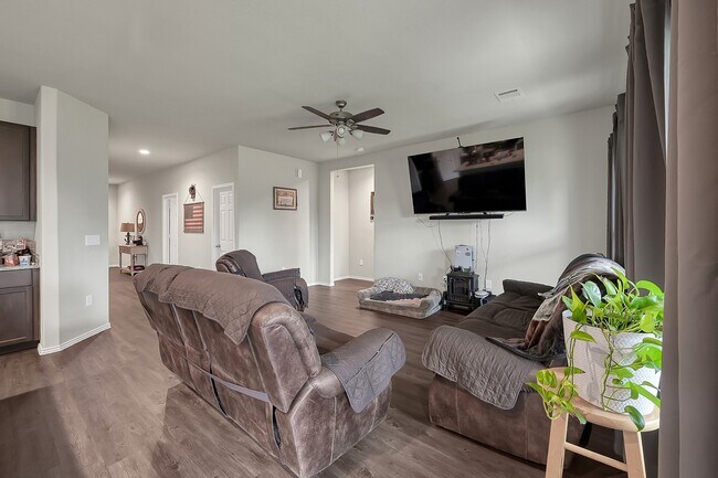 Building Photo - 15127 Willow Tree Ln