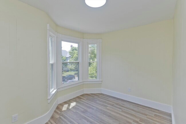Building Photo - 205 St James Ave