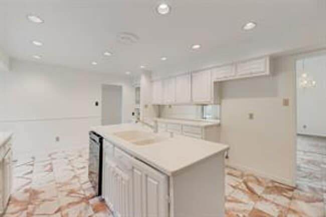 Building Photo - Spacious Plano Home with Swimming Pool!  A must see!