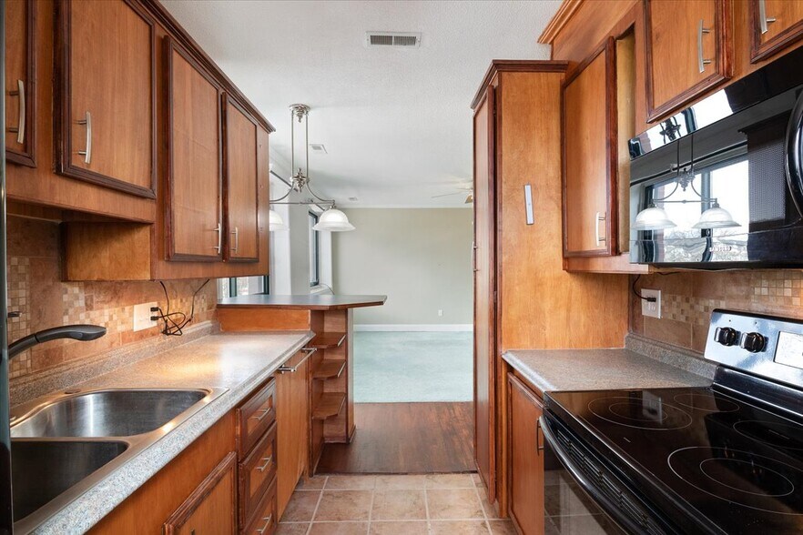 Building Photo - 150 Rumford Ave