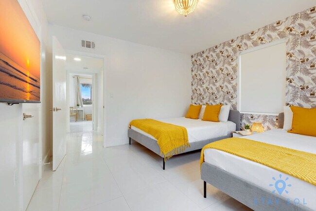 Building Photo - 809 S Ocean Dr