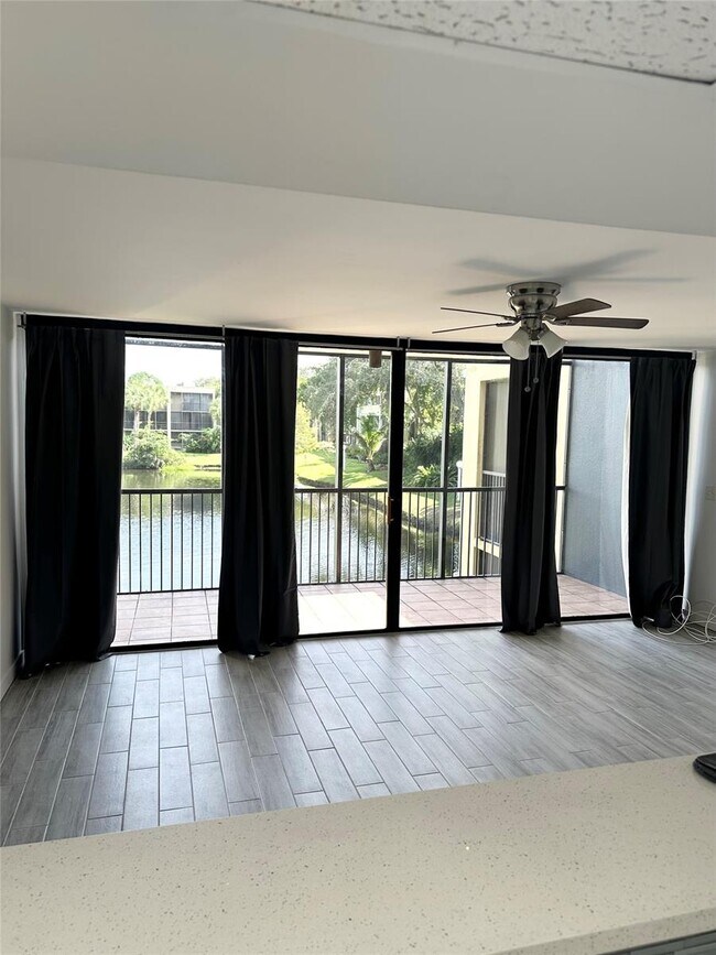 Building Photo - Modern Lakeview Townhouse Near Nova and Br...