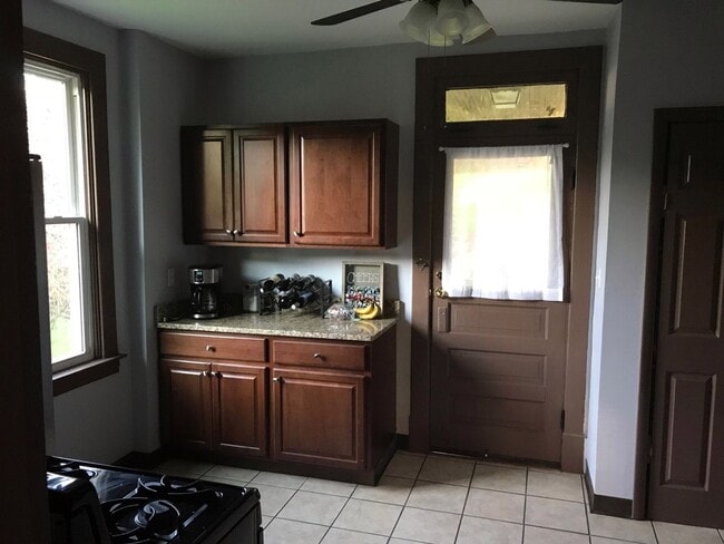 Building Photo - 2-bedroom 1st floor apartment for rent in ...