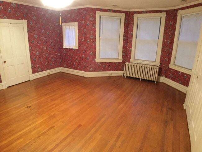 Building Photo - Radford, 5 BR / 2.5 BA, Available in August