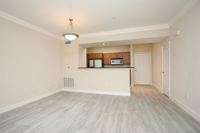 Building Photo - For Lease | 1 Bed, 1 Bath | 832 Sq Ft | Su...