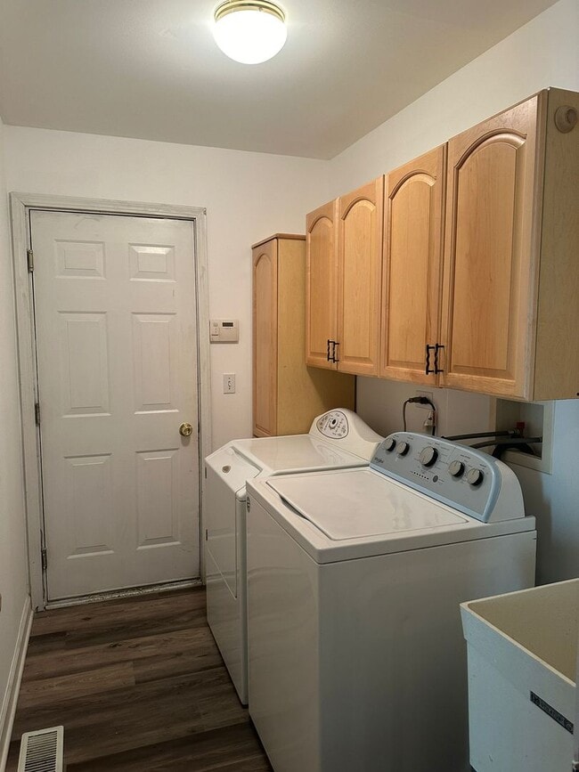 Building Photo - 5490 Fox Path Ln