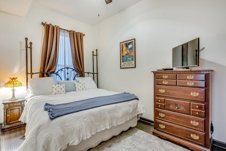 Building Photo - 921 W Newport Ave