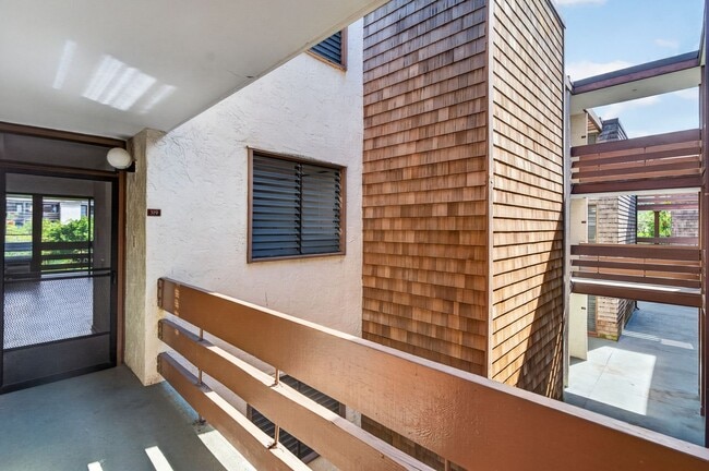 Building Photo - Spacious 2BD/2BA Condo with 2 Covered Parking Stalls in Kailua