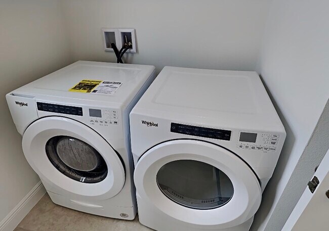 Building Photo - 15709 Vetta Dr