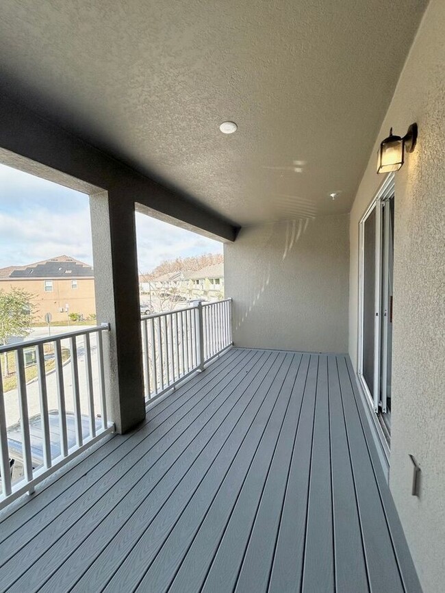 Building Photo - Luxurious 3/2.5 Modern Townhome with a Pri...