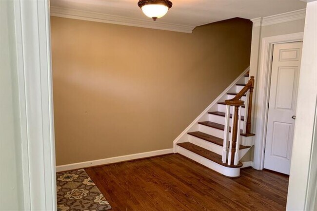 Building Photo - 831 Clairemont Ave