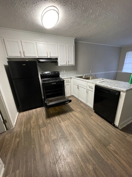 Building Photo - 4690 Log Cabin Dr