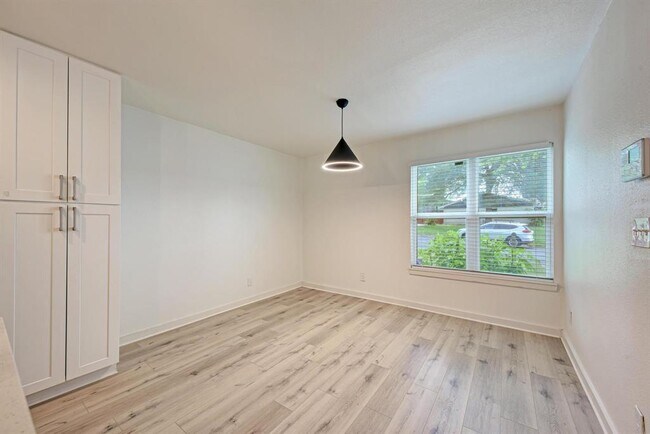 Building Photo - 6700 Kings Point