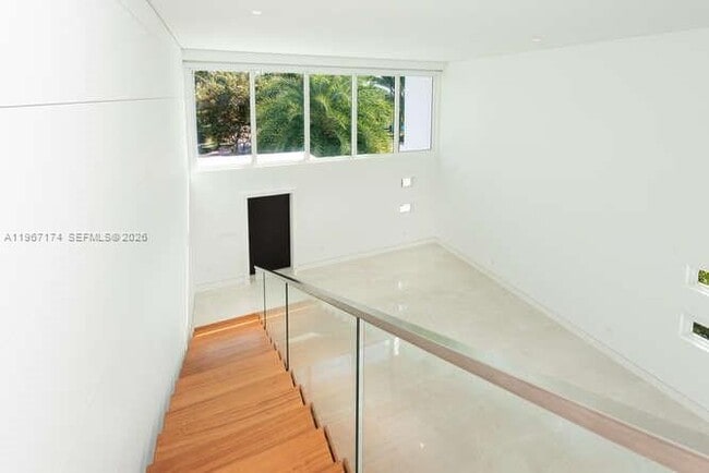 Building Photo - 1325 Bay Dr