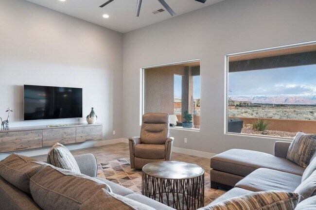 Building Photo - Stunning 3 bedroom home. 6-Month Lease Only!
