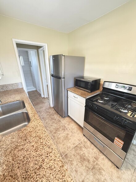 Building Photo - 180 Glover Ave