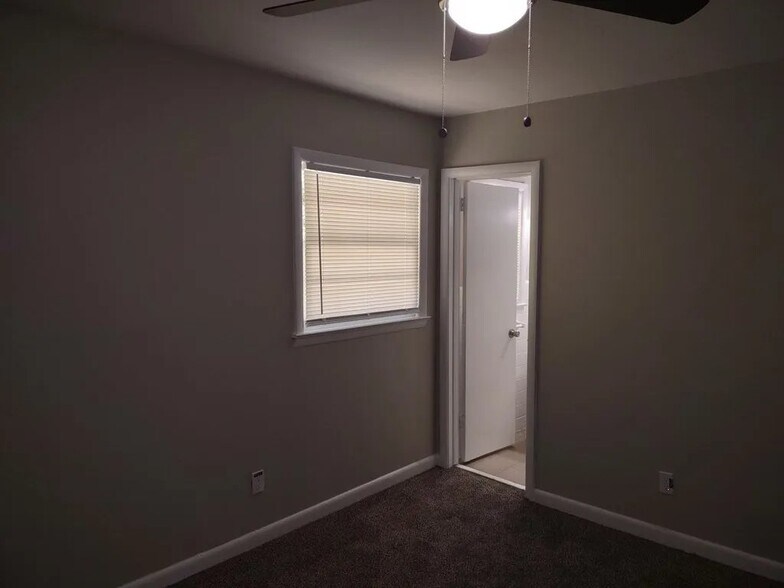 Building Photo - 1630 Edgechester Ave