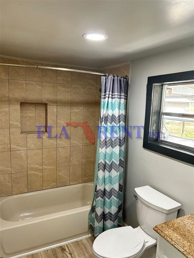 Building Photo - **3/2 lovely home with separate 1/1 In law suite**