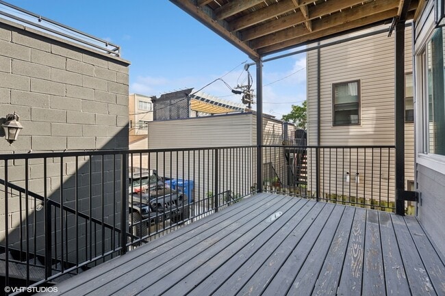 Building Photo - 2234 W Medill Ave