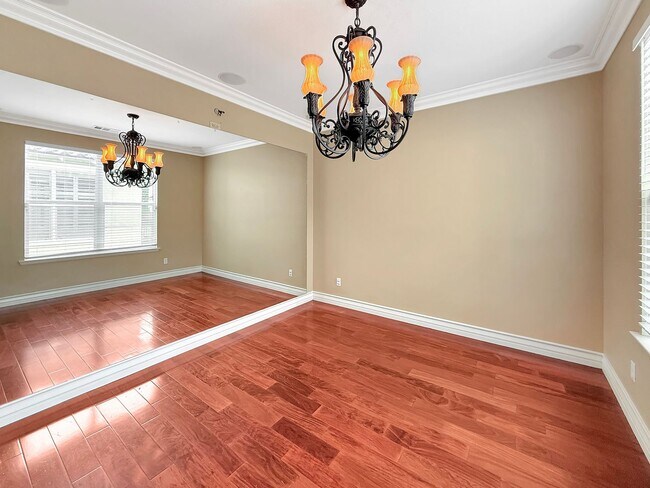 Building Photo - SD: Spacious 5B/4BA Home with Private Patio, Backyard & Soaking Tub