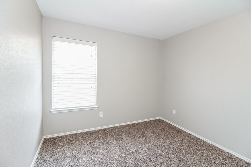 Building Photo - 209 Tulip Ln