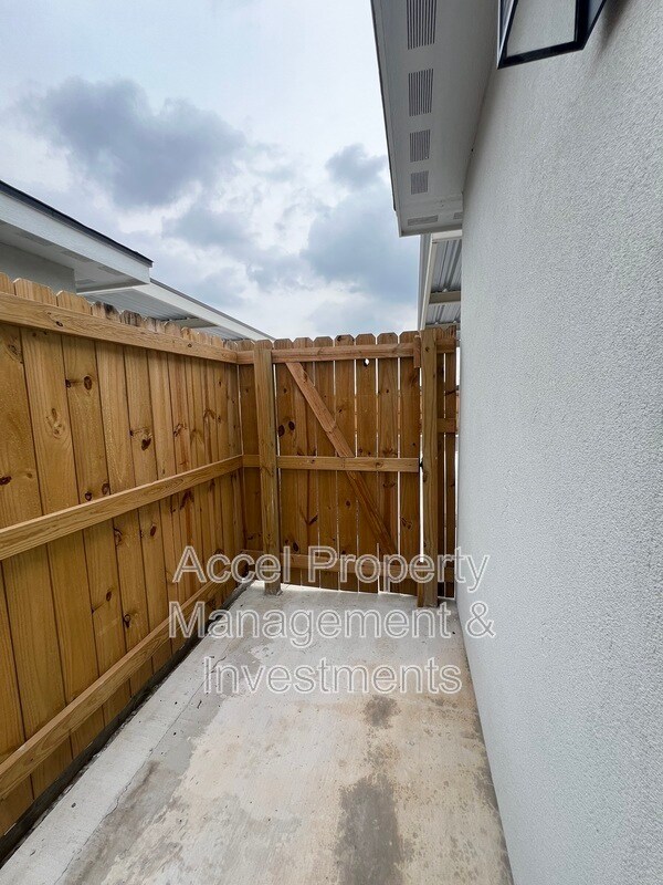 Building Photo - 1122 Country Club Dr